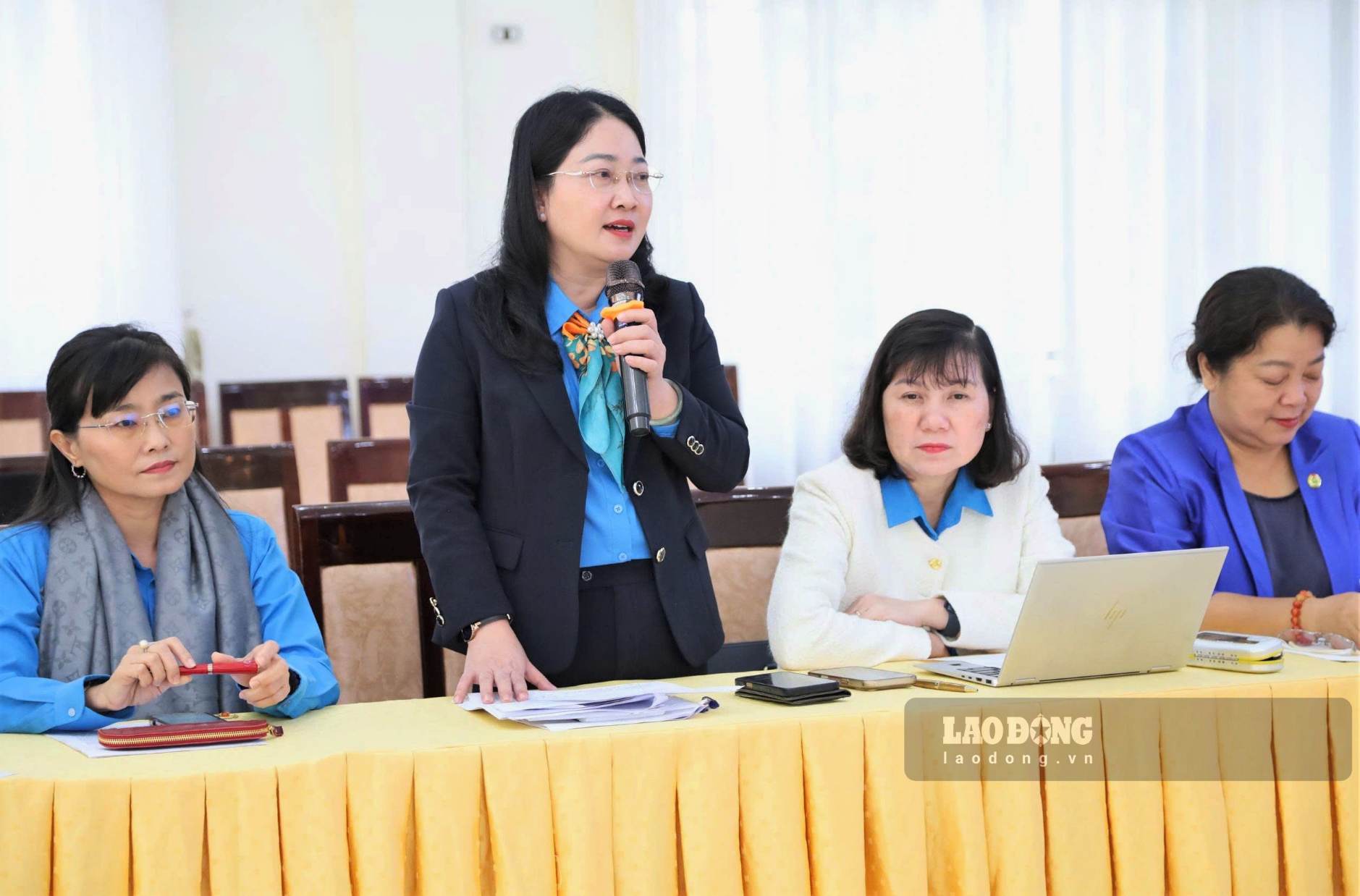 Delegates contributed many practical opinions and recommendations at the workshop to find solutions to innovate the work of practically caring for the rights, health, and lives of female workers. Photo: Phuc Khanh