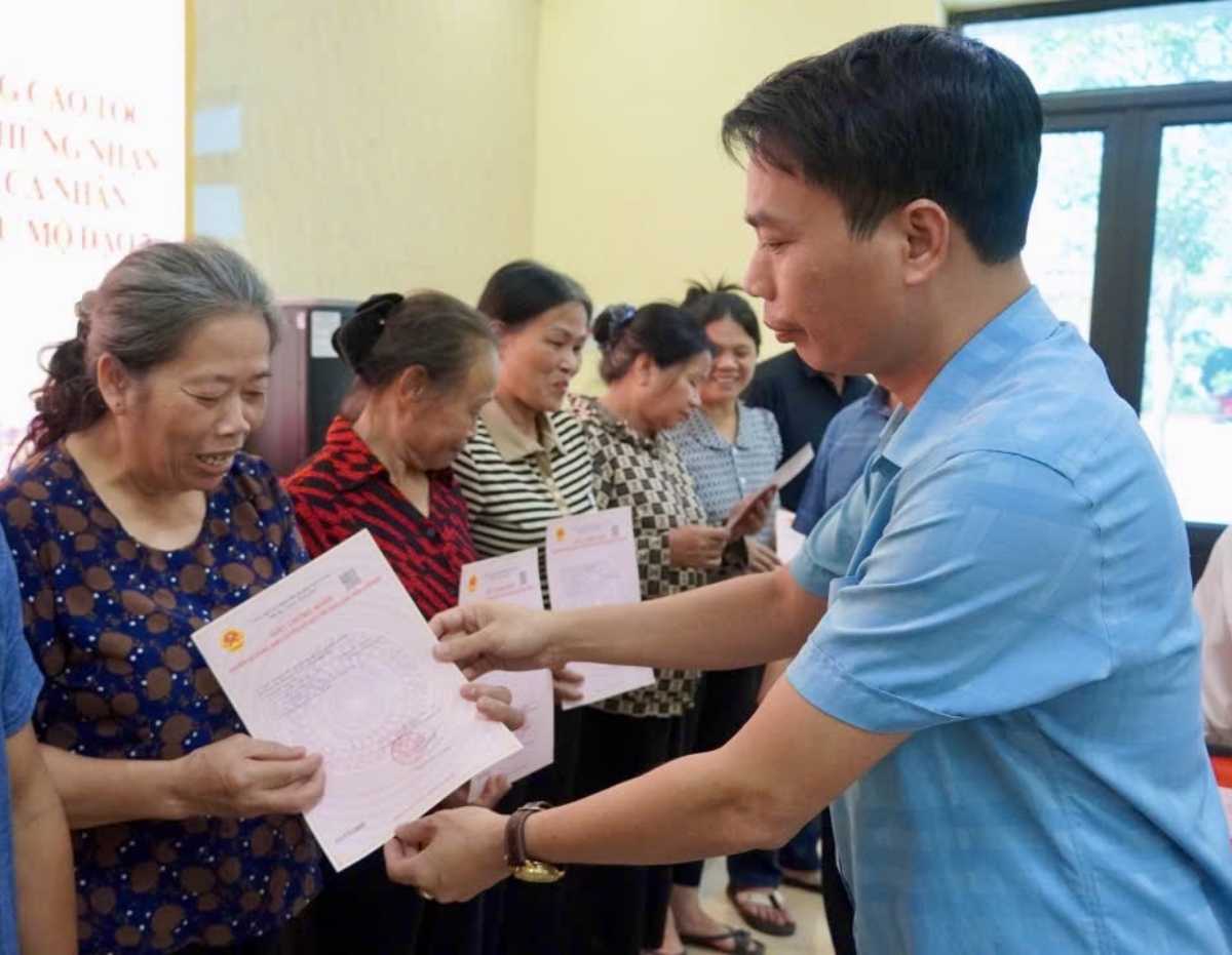 Hong Vu Commune People's Committee, Hung Yen province awards Certificates of land use rights to resettled households in Mo Dao 2 Residential Area. Photo: Hong Vu Commune e-Portal