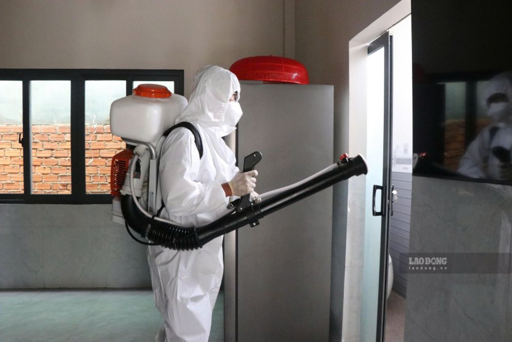 Dak Lak provincial health forces spray disinfectant, preventing dengue fever outbreaks from spreading widely. Photo: Bao Trong