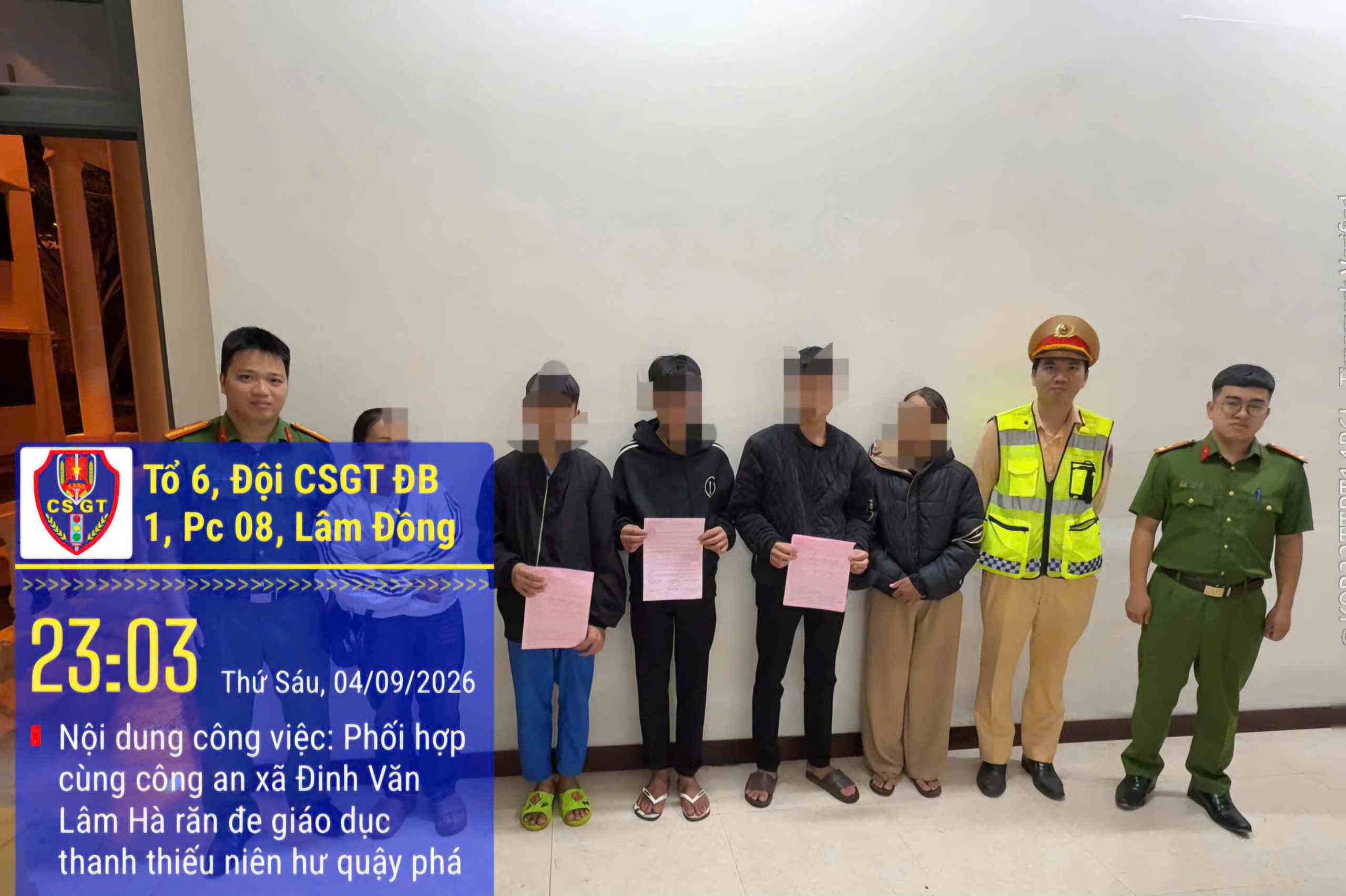 Tại cơ quan công an, phụ huynh và các thiếu niên ký cam kết không tái phạm. Ảnh: Phòng Cảnh sát giao thông Công an Lâm Đồng