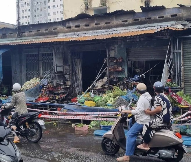 Vụ cháy ki-ốt bán rau ở TPHCM. Ảnh: Anh Tú