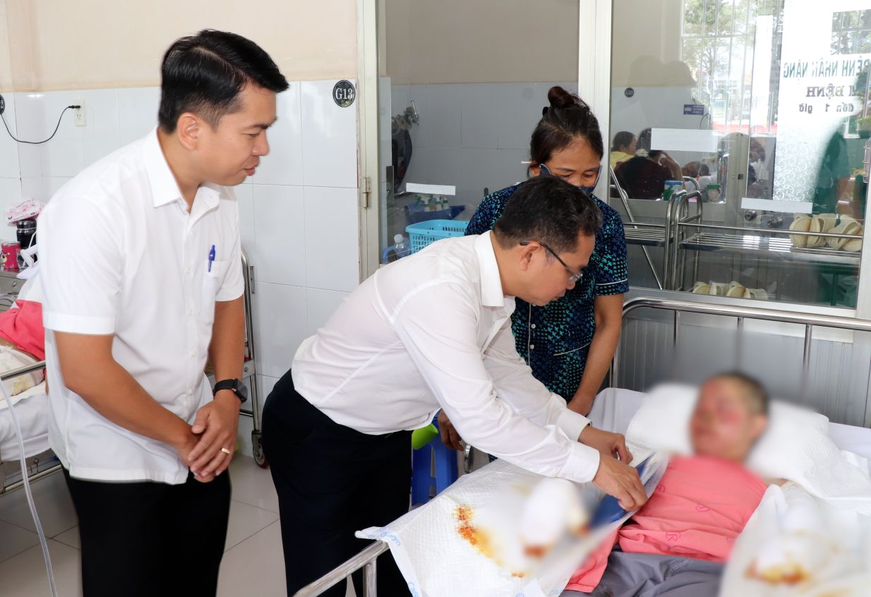 The delegation of the Vietnam Fatherland Front Committee of Ho Chi Minh City visited, encouraged and provided initial support to victims in the fire in Dong Hung Thuan ward. Photo: Provided by the Vietnam Fatherland Front Committee of Ho Chi Minh City
