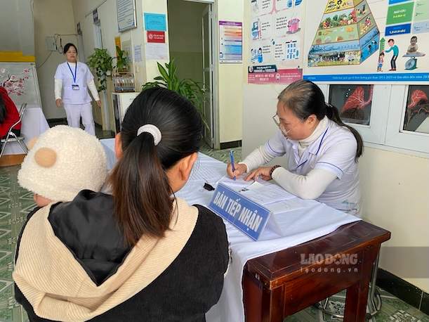 Health station staff examine and advise people before vaccinating children. Photo: Thuy Linh