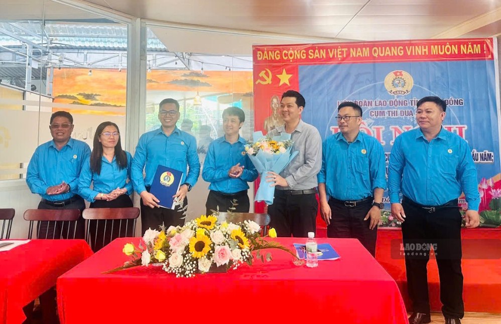 Cụm thi đua số 7 ký kết chương trình phúc lợi đoàn viên với doanh nghiệp du lịch dưới sự chứng kiến của ông Hồ Công Dương - Phó Chủ tịch Thường trực Liên đoàn Lao động tỉnh Lâm Đồng. Ảnh: Duy Tuấn