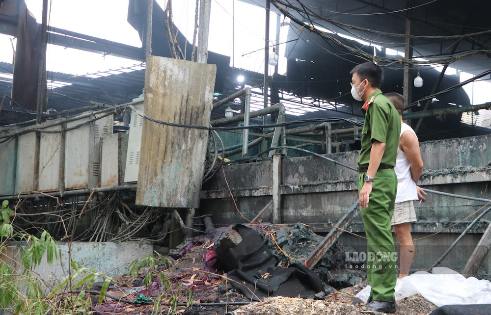 Lực lượng Công an kiểm tra hiện trường tại nhà máy giấy. Ảnh: Phóng viên