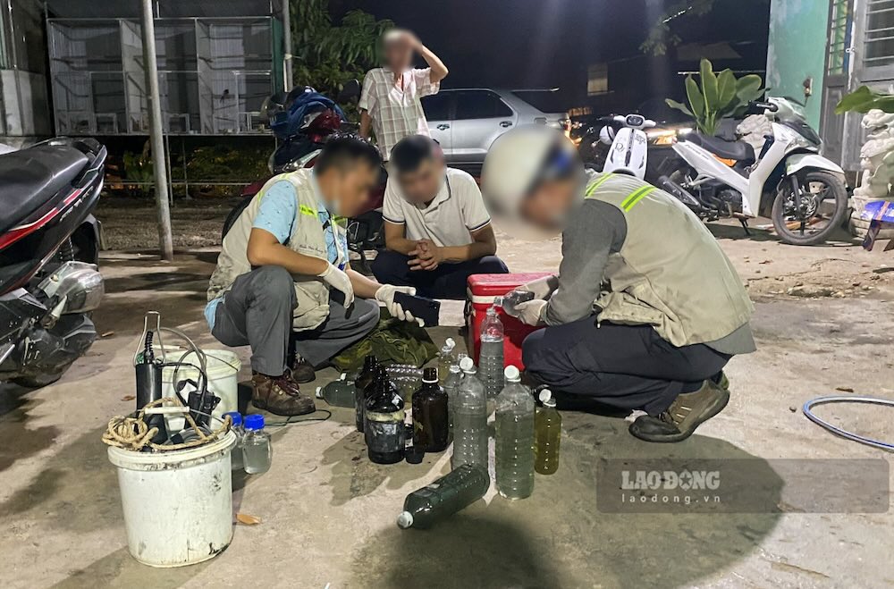 Cơ quan chức năng triển khai lấy mẫu nước thải, phân tích các chỉ tiêu môi trường tại nhà máy giấy. Ảnh: Phóng viên