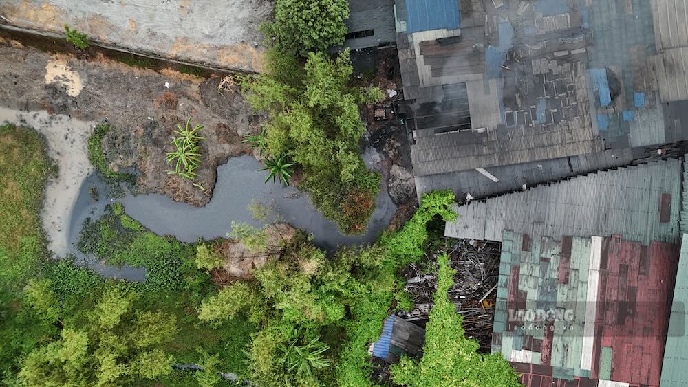 Black, smelly water flows around the paper mills in Thuy Phuong Industrial Cluster. Photo: Reporter