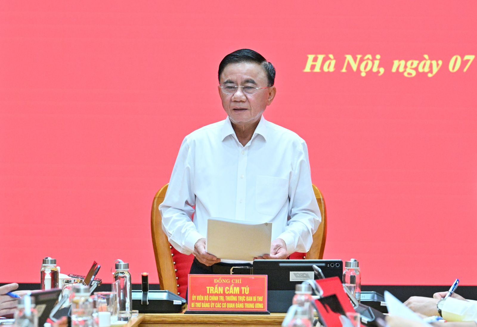 Politburo member, Standing Secretary of the Secretariat Tran Cam Tu, Secretary of the Party Committee of Central Party agencies, emphasized the requirement to consider the quality of Party cell activities as the direct responsibility of the head. Photo: E-Portal of the Communist Party of Vietnam