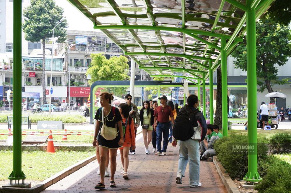 Mái che dài tạo lối đi thuận tiện cho người dân kết nối xe buýt với Metro. Ảnh: Như Quỳnh