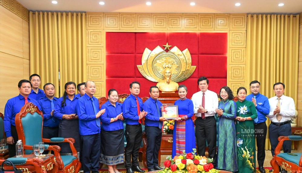 Delegates from Nghe An and Vientiane Capital take souvenir photos, contributing to fostering the special friendship between Vietnam and Laos. Photo: Duy Chuong