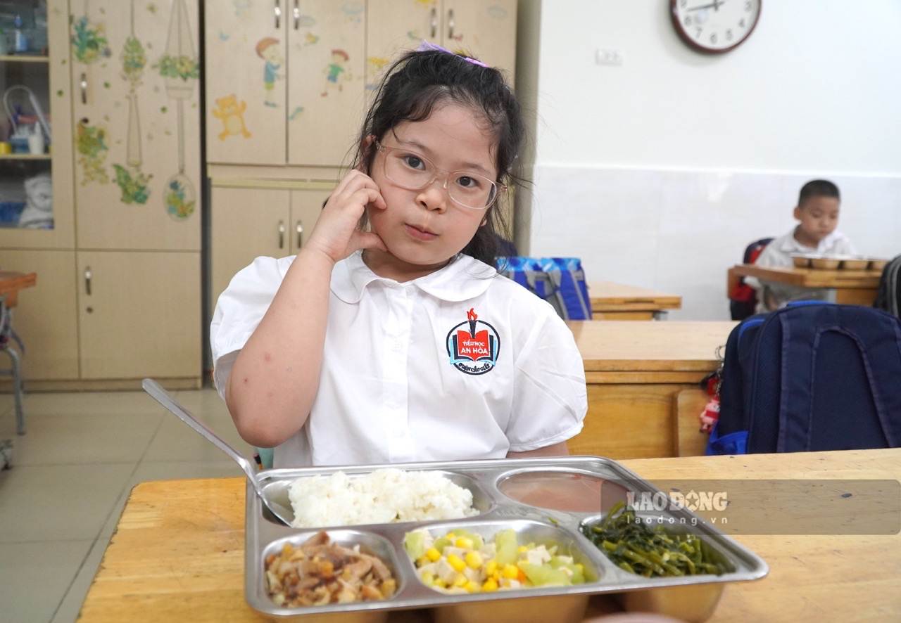 Students of Cau Giay B Primary School excitedly enjoy lunch lunch on September 7. Photo: Tuong Van