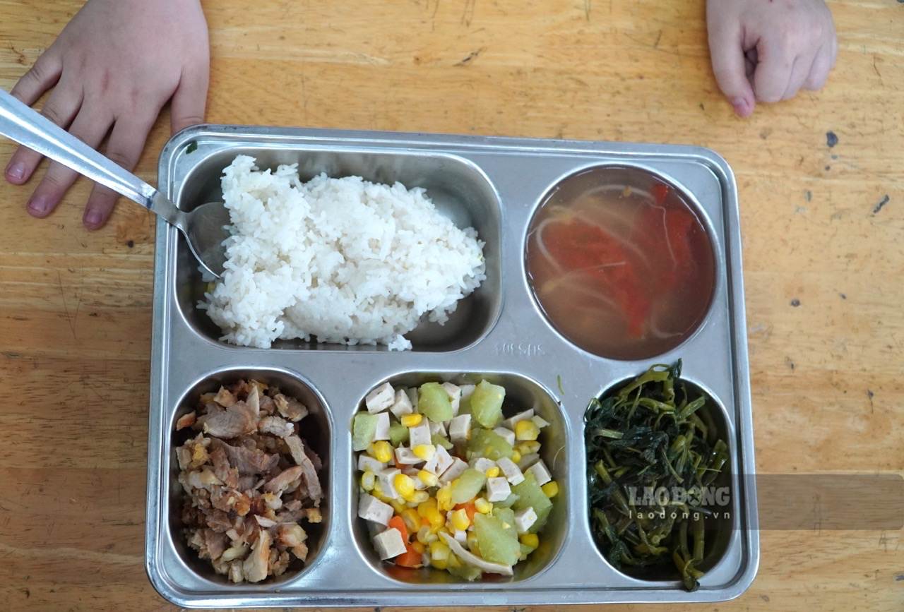 Suất cơm bán trú của học sinh Trường Tiểu học Cầu Giấy B phân hiệu 2 trưa ngày 7.9. Ảnh: Tường Vân