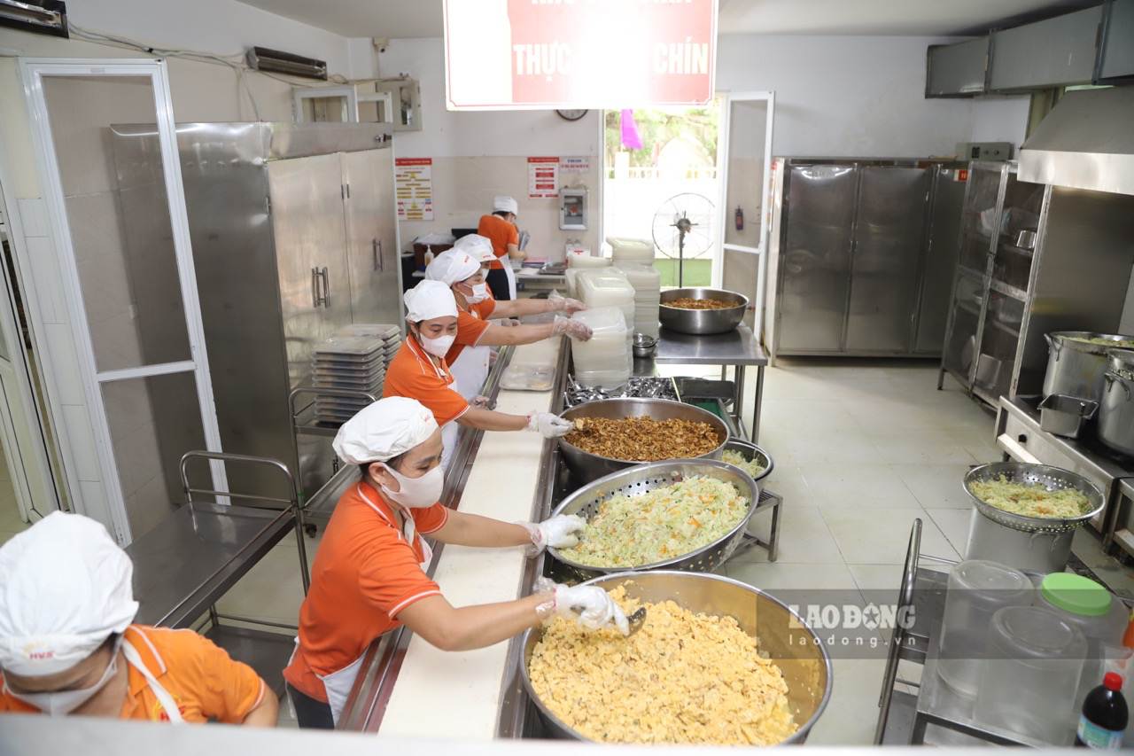 Khu vực chế biến bữa ăn bán trú của Trường Tiểu học Xuân Phương (Nam Từ Liêm, Hà Nội). Ảnh: Tường Vân