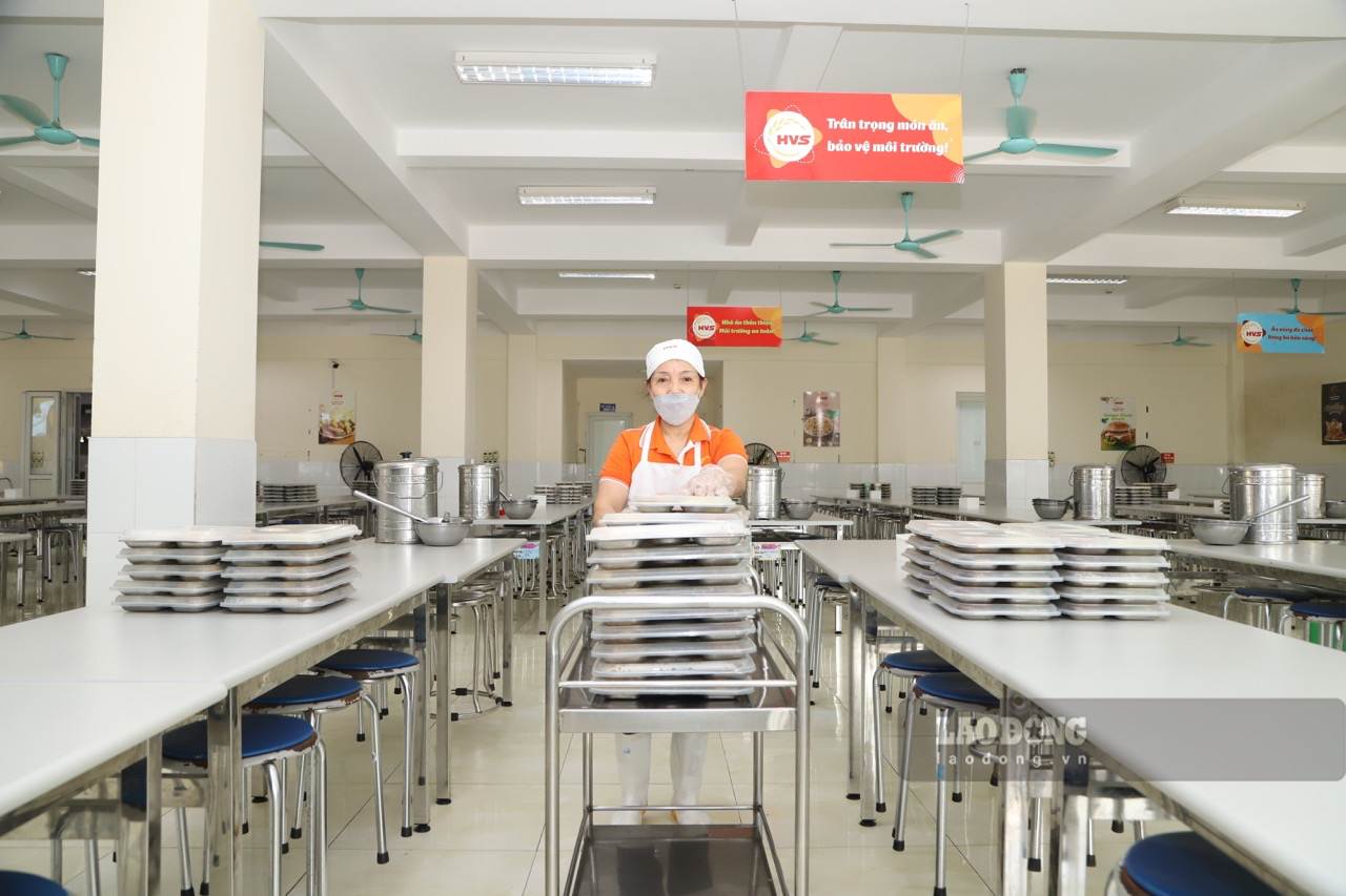 Thức ăn được chế biến, sau đó chia thành từng khay theo định lượng. Ảnh: Tường Vân