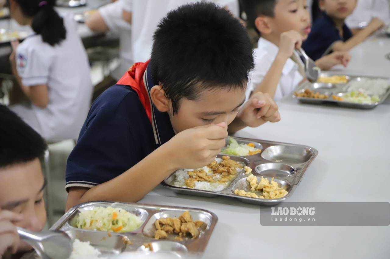 Trường Tiểu học Xuân Phương bố trí khu vực ăn bán trú cho học sinh. Các em tập trung ăn trưa tại đây. Ảnh: Tường Vân
