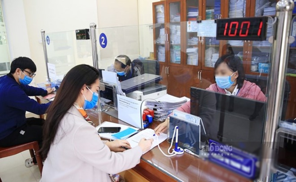 The Ministry of Construction guides competent authorities to confirm housing conditions for people registering to buy social housing. Photo: Hai Nguyen