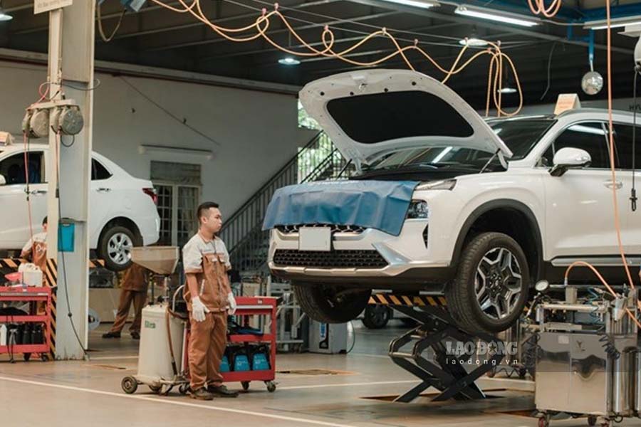 Ceramic has advantages in cost and gloss, while PPF protects car paint better against impacts, stones and physical impacts. Photo: Thanh An