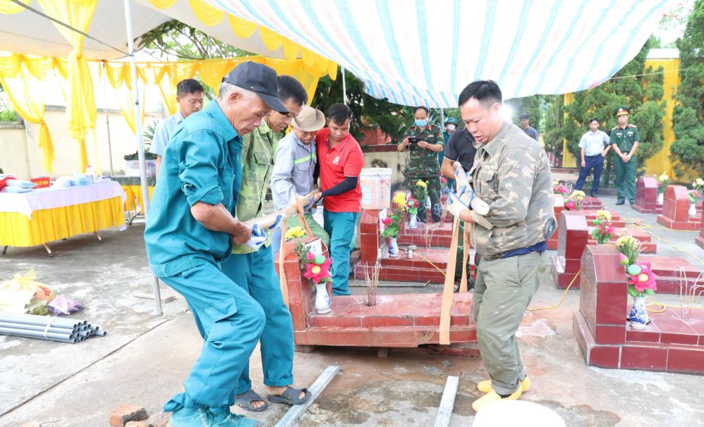 Excavation work is being carried out closely and in accordance with procedures. Photo: Phu Binh Commune People's Committee