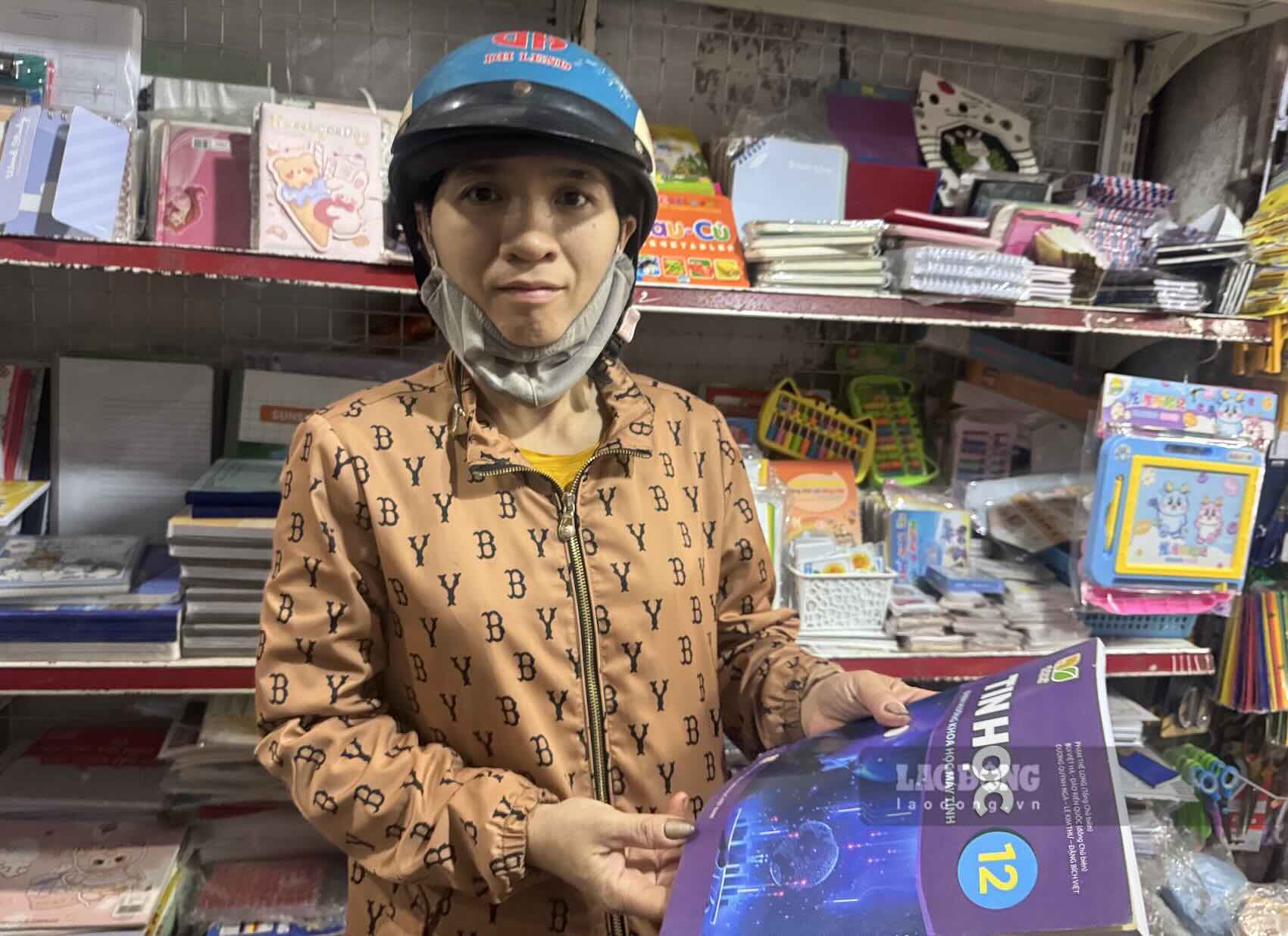 Chị Hoàng Thị Diệp tìm nhiều ngày mới có được sách Tin học lớp 12 cho con của mình. Ảnh: Công Sáng