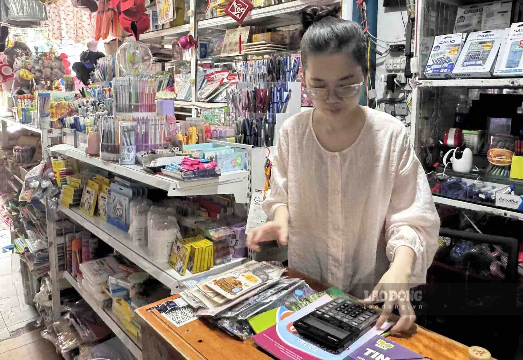 Chị Kim Trà - chủ tiệm sách Kim Anh cho biết, nhiều đầu sách giáo khoa đến nay vẫn chưa đáp ứng được cho phụ huynh. Ảnh: Công Sáng