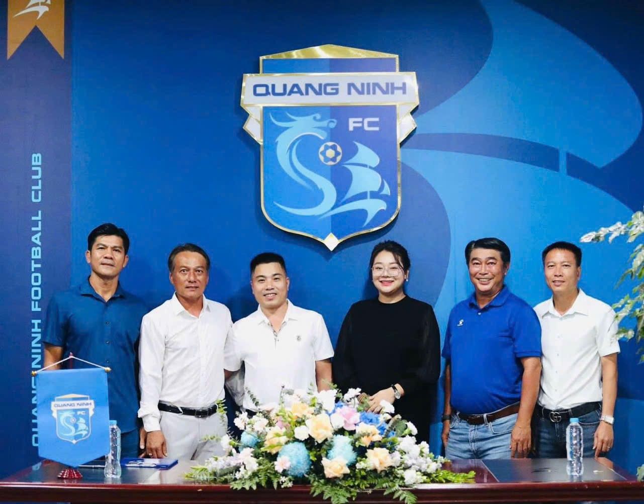 꽝닌 축구 클럽(꽝닌 FC) 코칭 스태프 첫 출범일. 사진: 탄퉁