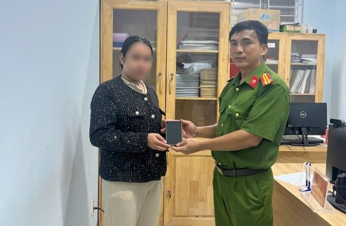 Following the GPS, Son My Commune Police (Lam Dong province) found the phone dropped by the people and returned it. Photo: Provided by Son My Commune Police