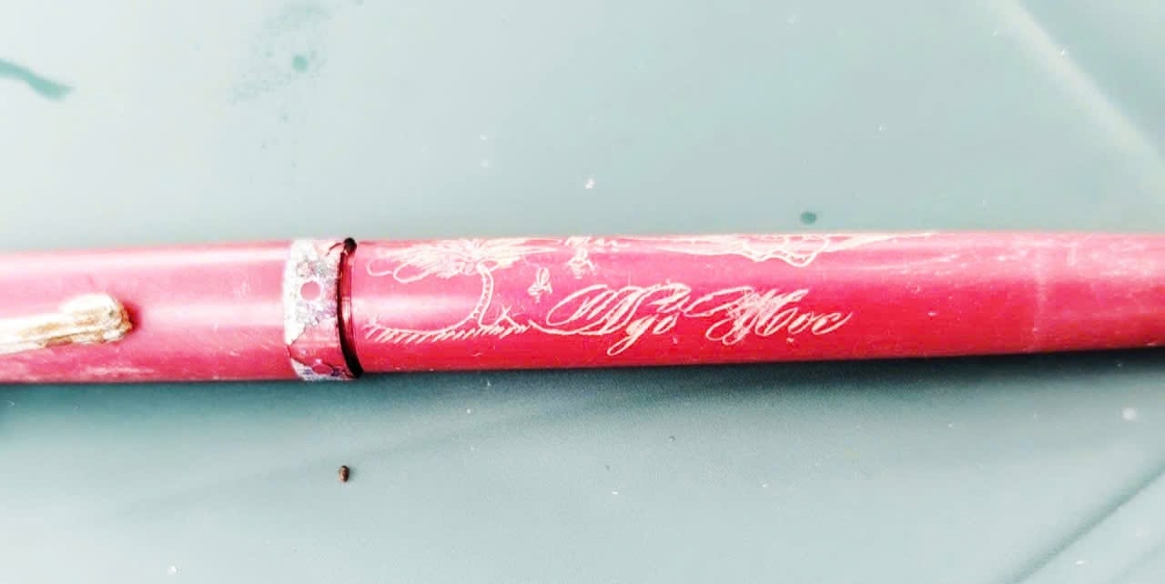 Lực lượng chức năng tìm thấy cây bút khắc tên “Ngô Học” trong mộ liệt sĩ. Ảnh: Bộ Chỉ huy Quân sự tỉnh Quảng Ngãi