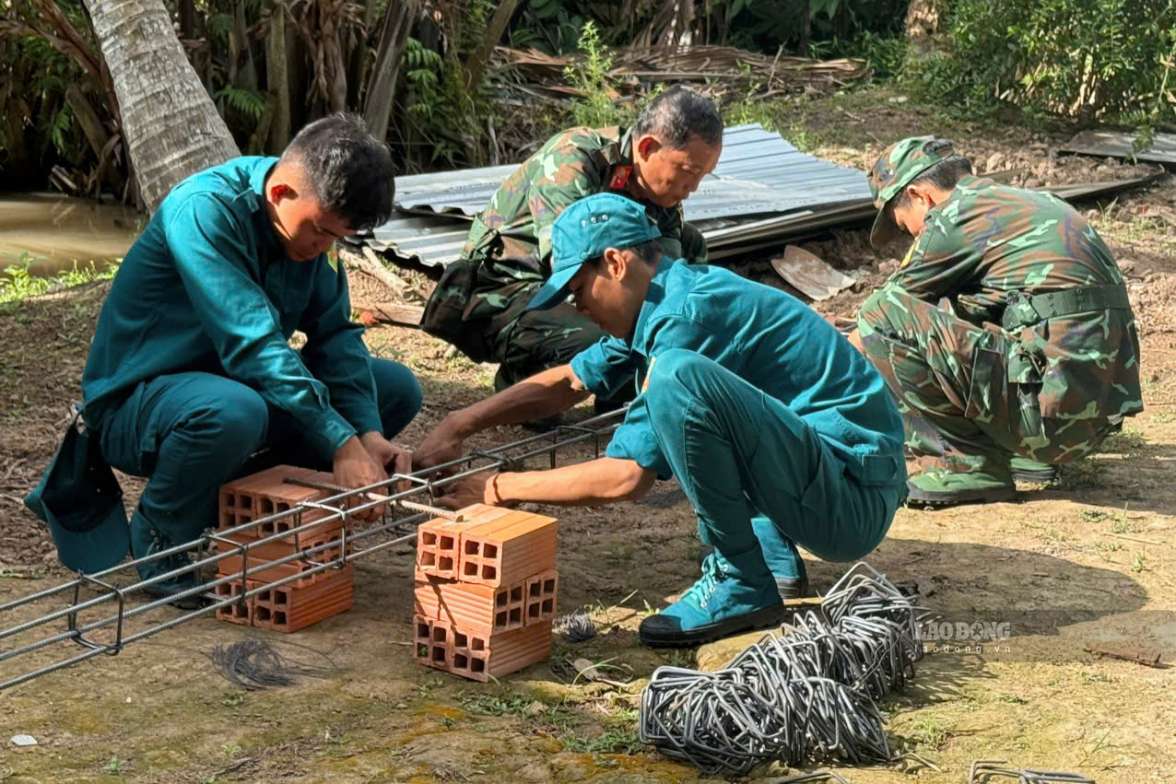 Military and militia forces participate in building and repairing houses. Photo: Ta Quang