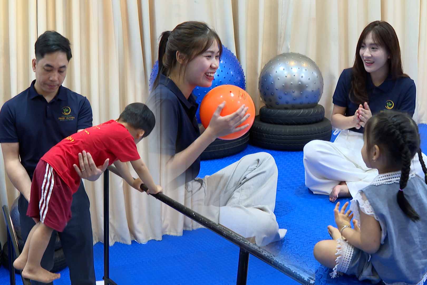 自閉スペクトラム障害のある子供たちの統合と良好な発達を段階的に支援する
