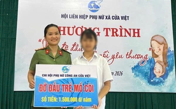 쿠아비엣사 공안 여성 연합회가 응오티바오응옥을 후원하고 지원합니다. 사진: 꽝찌성 공안