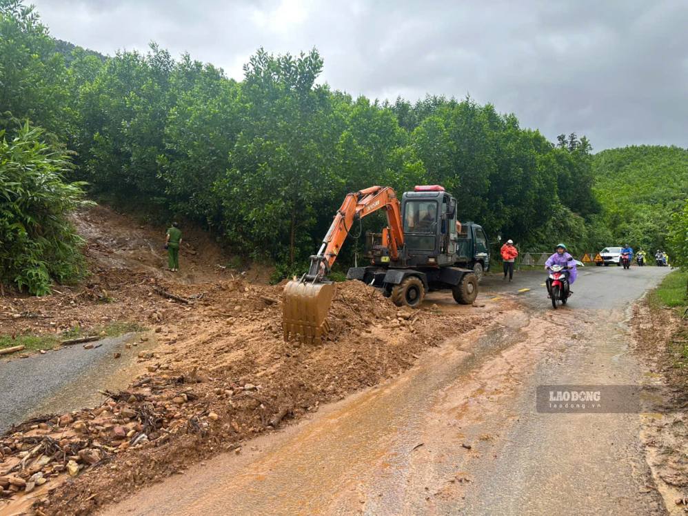 Da Nang warns of widespread bad weather, calling on people to be wary of thunderstorms, landslides in mountainous areas and large waves at sea. Photo Tra Ban