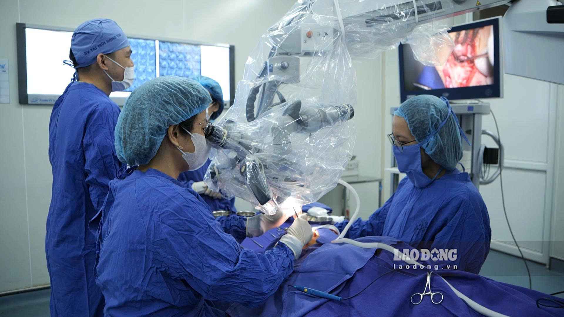 Ekip Bệnh viện Tai Mũi Họng Trung ương phẫu thuật cho bệnh nhi. Ảnh: Hạnh Thơm 