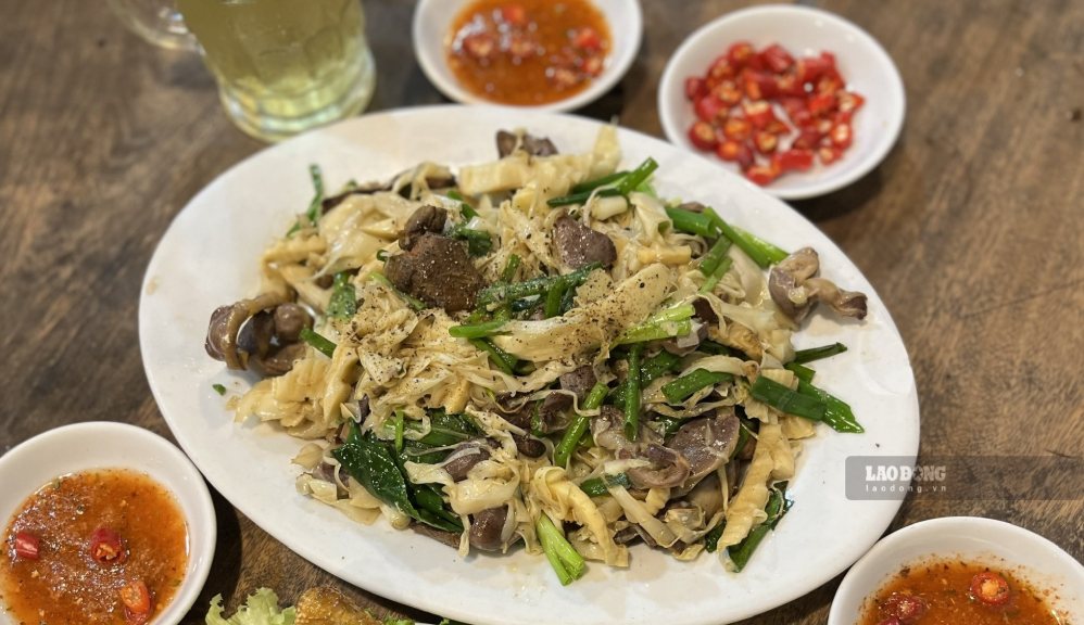 Simple way to make stir-fried bamboo shoots with gizzard, helping to bring rice on the first day of the week. Photo: Mai Chau