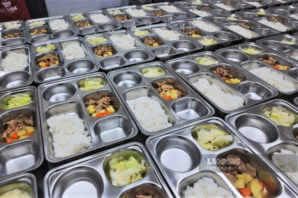 Suất ăn trưa của học sinh Trường Phổ thông nội trú liên cấp Tiểu học và THCS Thuận An. Ảnh: Kiến Huyên 