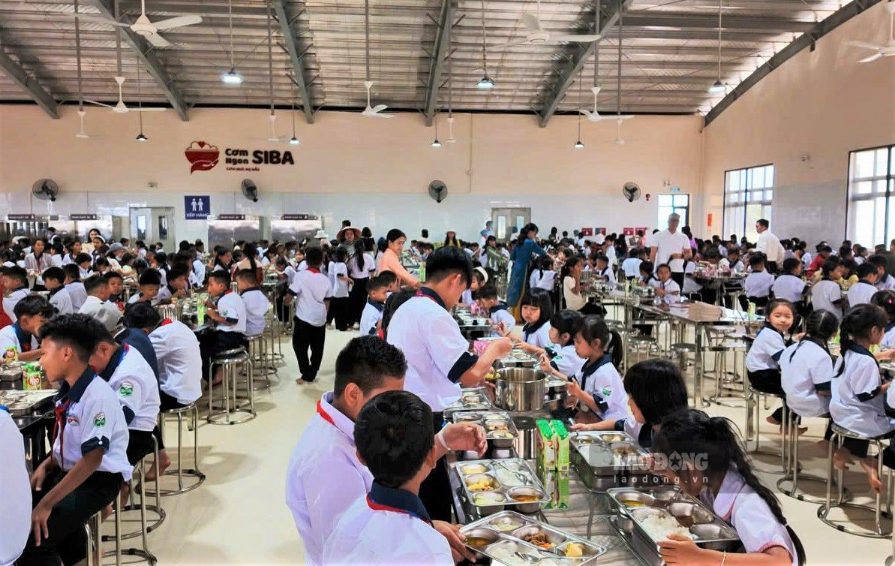 Học sinh Trường Phổ thông nội trú liên cấp Tiểu học và THCS Thuận An dùng bữa ăn trưa. Ảnh: Kiến Huyên 