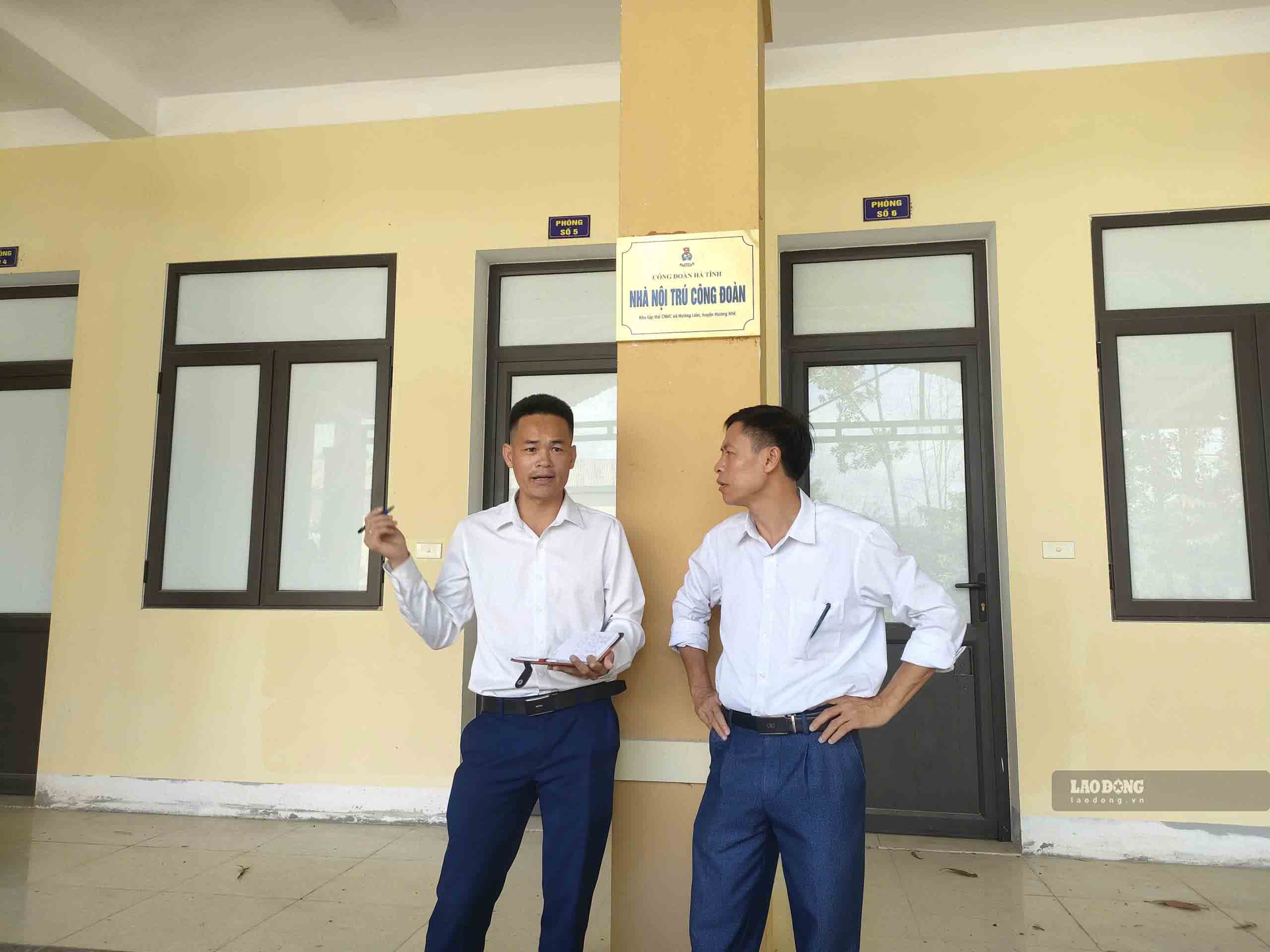 Thầy Hợp chia sẻ ý nghĩa thiết thực của công trình nhà nội trú Hương Liên với phóng viên Báo Lao Động. Ảnh: Phan Ấn