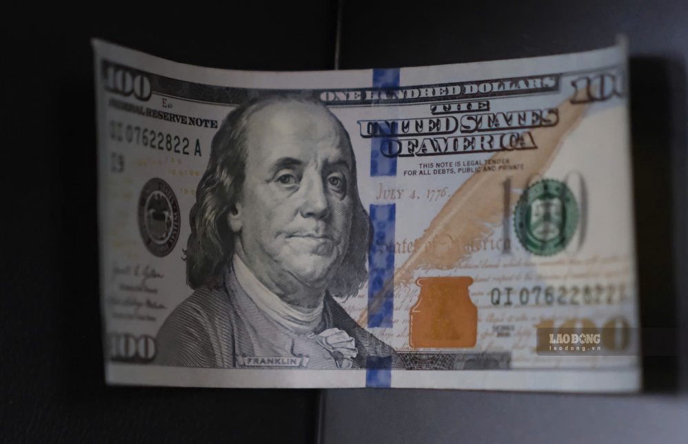 USD exchange rate today decreased at banks. Photo: Minh Anh.