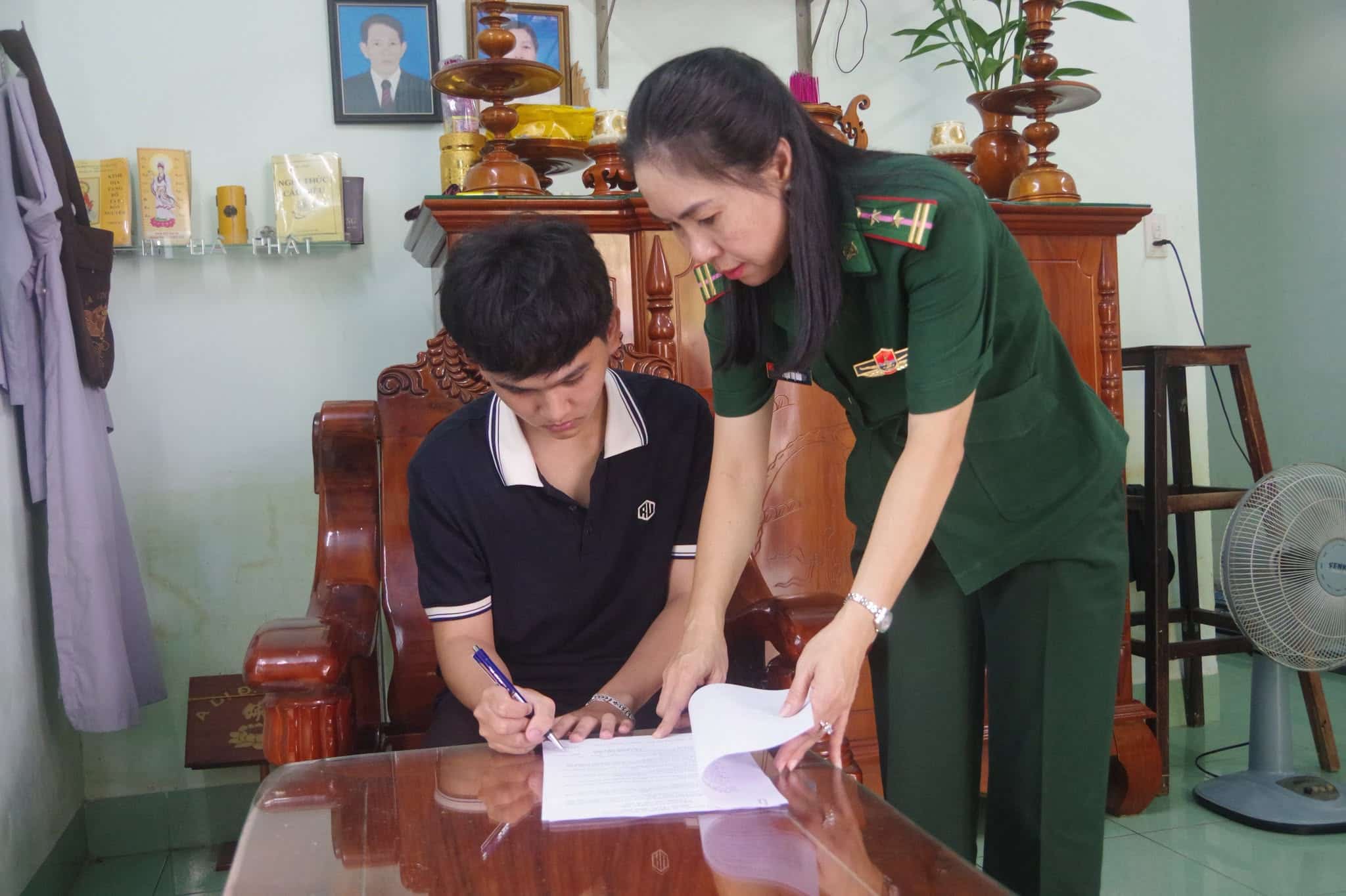 Functional agencies and businesses contribute and support the Mother Goddess program to support students to go to lecture halls. Photo: Khanh Hoa Border Guard