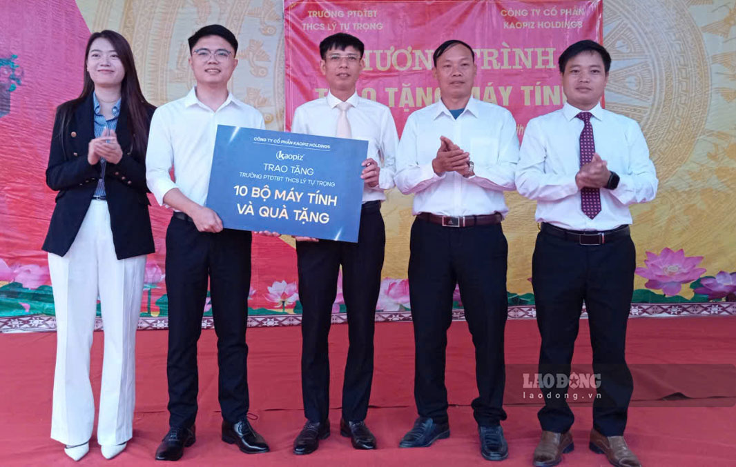 Đại diện Kaopiz Holdings trao tặng biểu trưng 10 bộ máy tính cho Trường PTDTBT THCS Lý Tự Trọng.