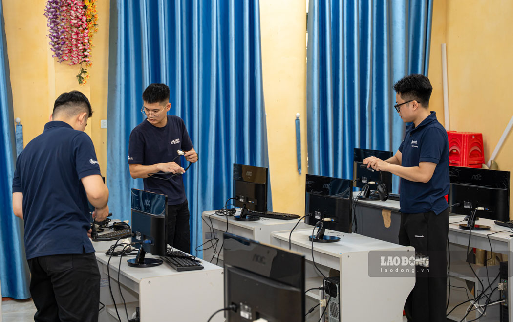 Installing new equipment in the school's computer lab. Photo: An Vi