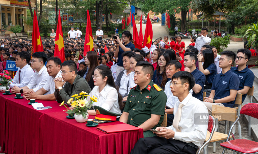 Công đoàn công ty dự khai giảng tại Trường PTDTBT THCS Lý Tự Trọng.