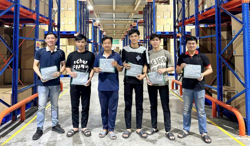 CĐCS tặng quà cho đoàn viên, NLĐ dịp Lễ 2.9 vừa qua. Ảnh: CĐCS Công ty Cổ phần TBS An Giang