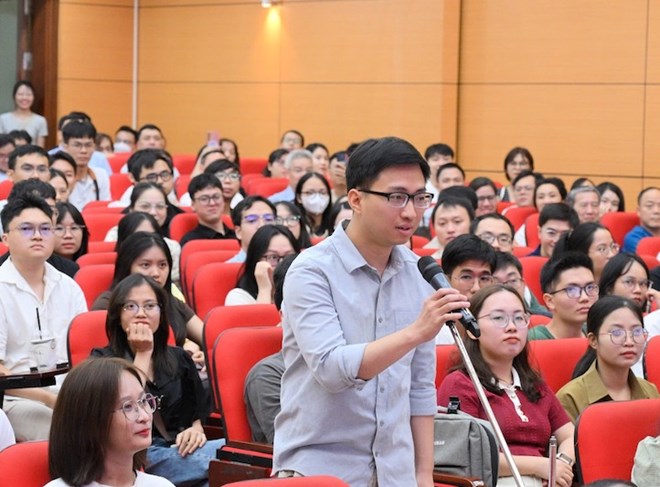 Valedictorian Vu Ngoc Duy announced the choice of resident doctor major at Macth Day 2025. Photo: HMU