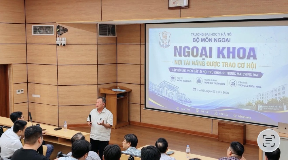 PGS.TS Dương Đức Hùng – Giám đốc Bệnh viện Hữu nghị Việt Đức, Trưởng Bộ môn Ngoại, Trường Đại học Y Hà Nội chia sẻ với sinh viên 