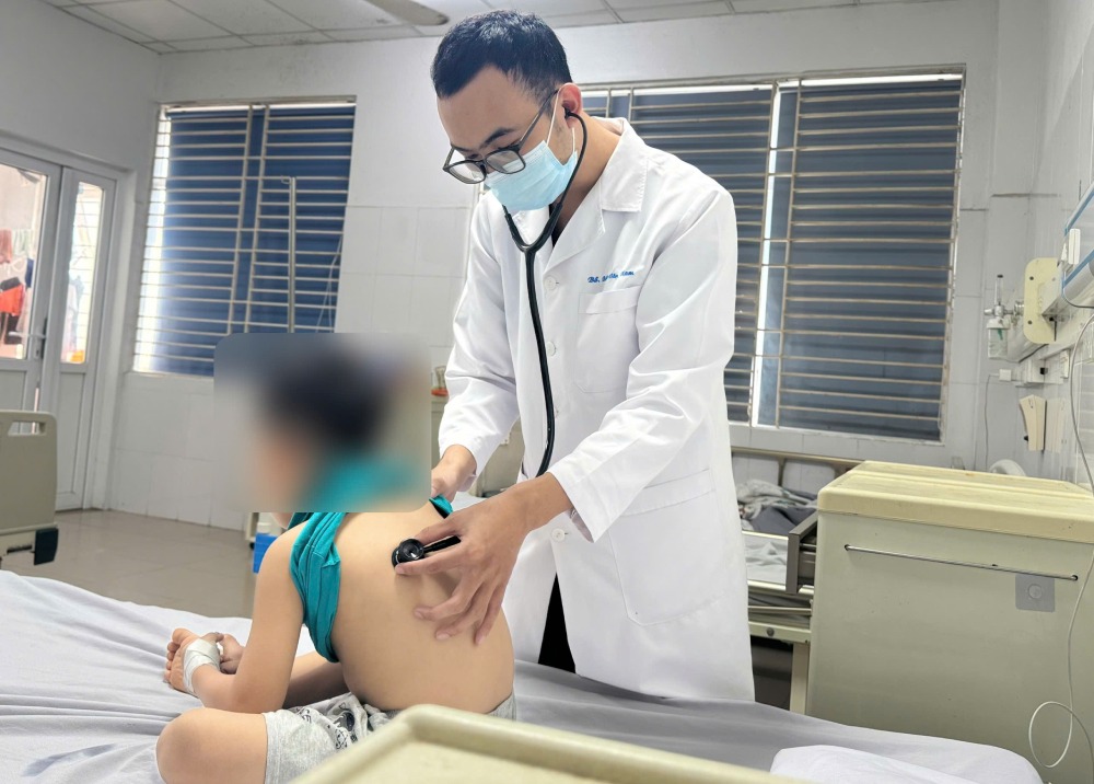 アデノウイルスに感染した小児患者の治療。写真:病院提供