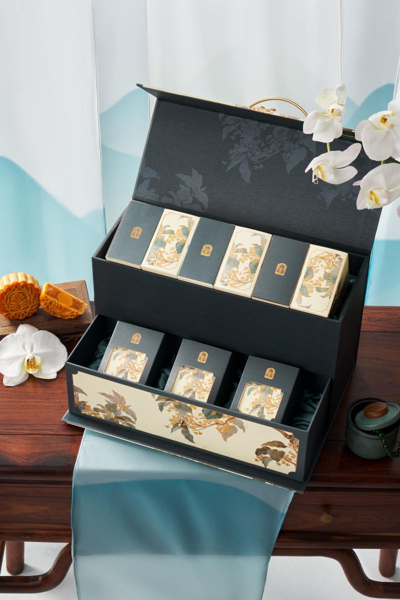 Hộp bánh trung thu tại Pan Pacific Hà Nội. Ảnh: Khách sạn cung cấp