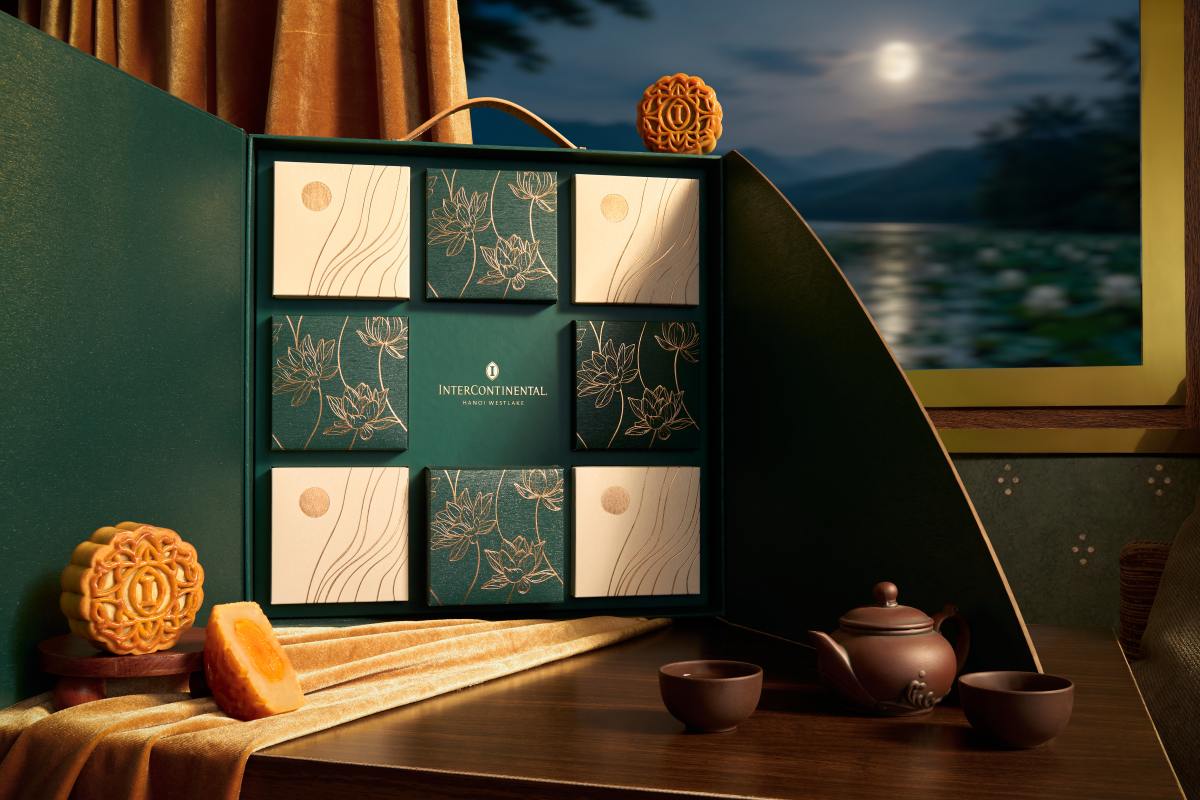 Mid-Autumn cake box of InterContinental Hanoi Westlake hotel. Photo: Hotel provided