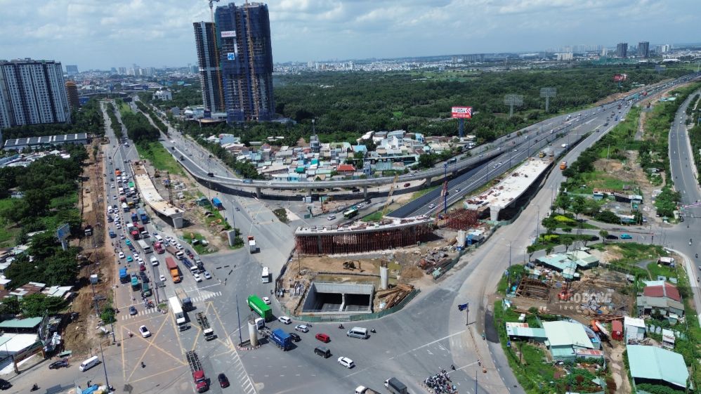 Nhánh N1.1 dành cho ôtô từ đường Mai Chí Thọ, hướng Võ Nguyên Giáp, rẽ trái lên cao tốc TPHCM - Long Thành - Dầu Giây đang được nhà thầu tập trung thi công, dự kiến thông xe đầu tháng 10. Ảnh: Anh Tú