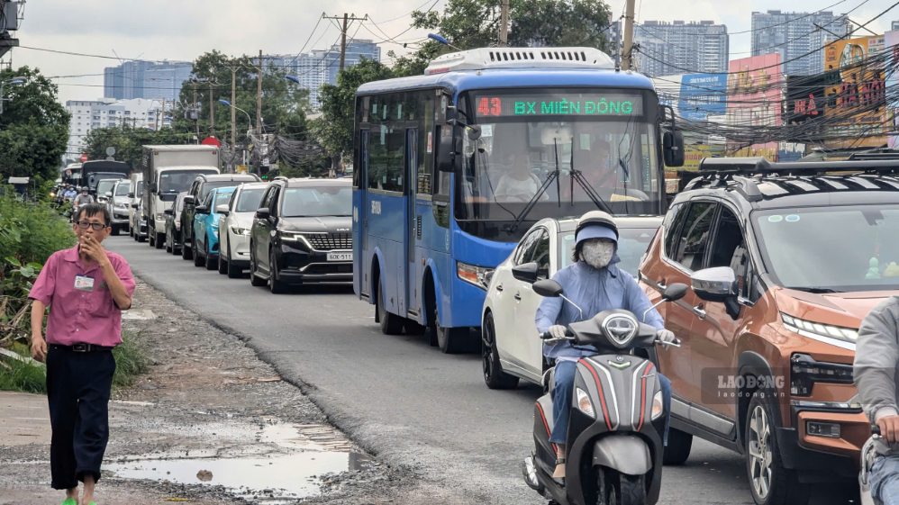 Một đoạn đường Lương Định Của còn nhỏ hẹp, trong khi lượng phương tiện qua lại lớn, thường xuyên xảy ra ùn ứ. Ảnh: Anh Tú