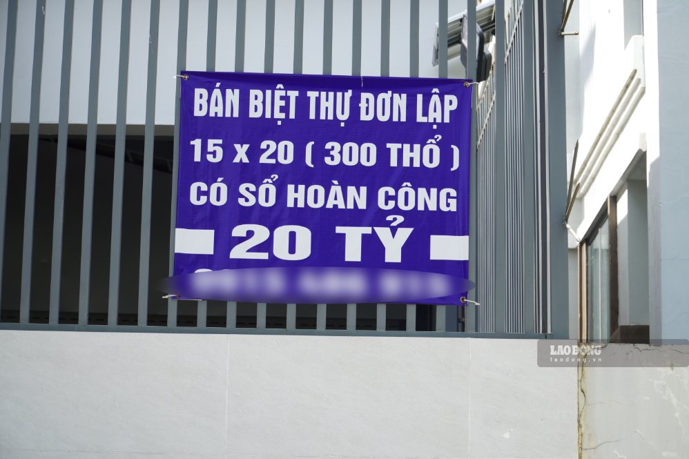 Một căn biệt thự khác cũng treo biển bán với giá 20 tỉ đồng. Ảnh: HAC